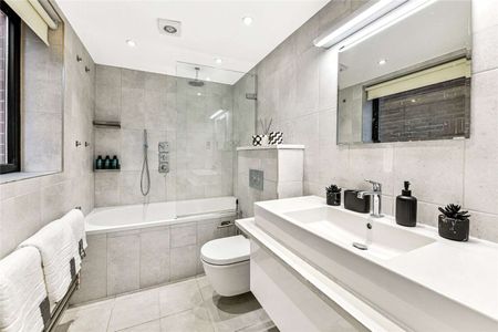 A light and modern three-bedroom, two-bathroom apartment on the second floor (with lift) of a modern development on Drayton Gardens SW10. - Photo 5