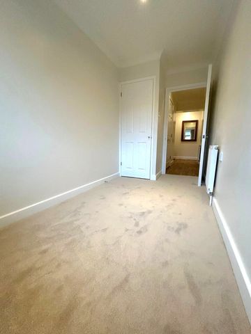 2 Bedroom Top Floor Flat To Let in Croydon - Photo 4