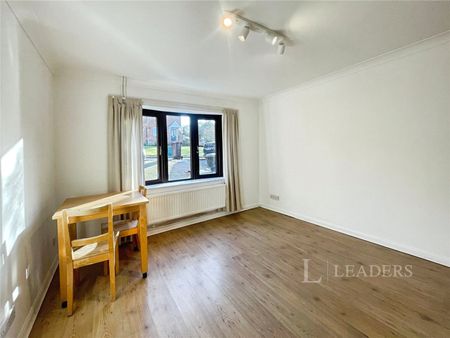 2 bedroom house to rent White Hedge Drive, St. Albans, AL3 - Photo 2