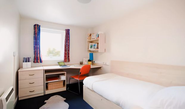 Extra Large Ensuite: Two Bed Flat - Photo 1