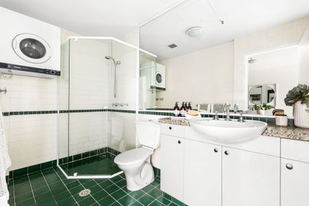 Sunlit city escape in 'Paramount' - Photo 3