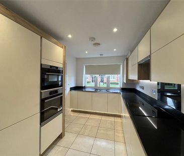 4 bedroom semi-detached house to rent - Photo 4