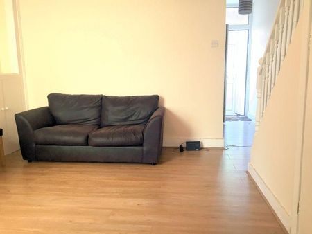 3 bedroom semi-detached house to rent - Photo 3
