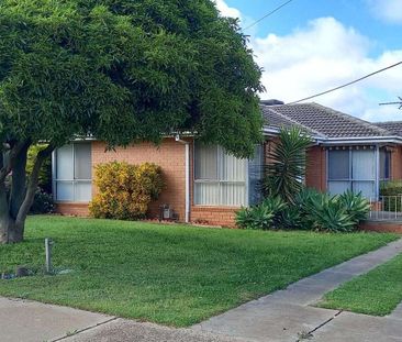 3 BEDROOM HOUSE IN CENTRAL LOCATION - Photo 1
