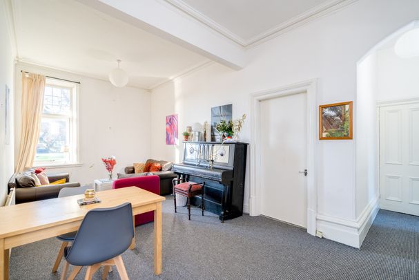 Flat 1, 1A Shaw Lane, LS6 4DH, Leeds - Photo 1