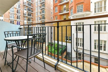 A 2 double bedroom, 2 bathroom apartment in a prime SW1 portered development which is presented in excellent condition throughout. - Photo 2