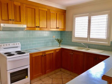 Beautifual Executive Townhouse in the heart of East Tamworth - Photo 5