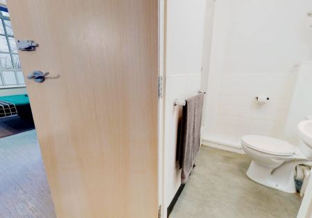 Two Bed Apartment - Photo 4