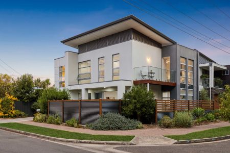 Modern Duplex With Leafy Golf Course Views - Photo 2