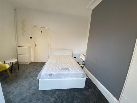 1 bedroom in a house share to rent - Photo 4