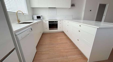 CROMWELL - 3 BEDROOMS - Photo 2