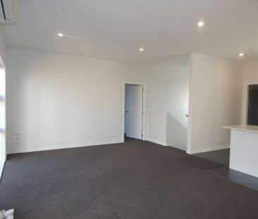 House close to the shop - Photo 3