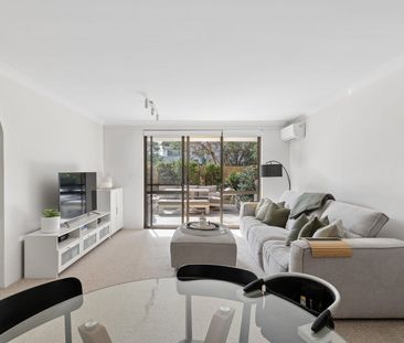 Beautifully renovated apartment with expansive terrace - Photo 2