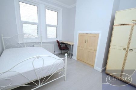 4 bedroom detached house to rent - Photo 5