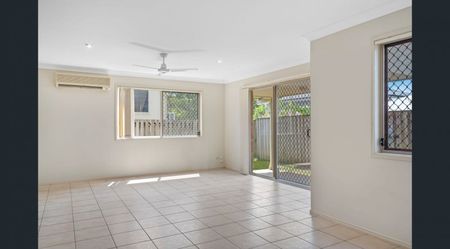 3 Bedroom Spacious Townhouse - Photo 3