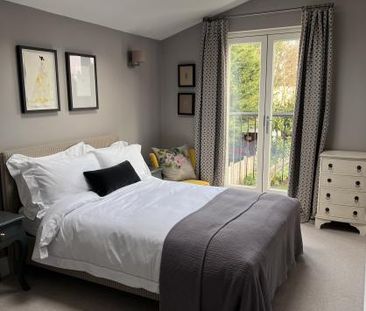 Quiet Bedroom in Victorian Terrace in West London - Photo 3