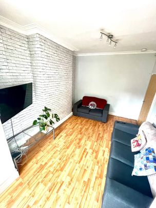 Room in a Shared House, Stanmore Place, LS4 - Photo 1