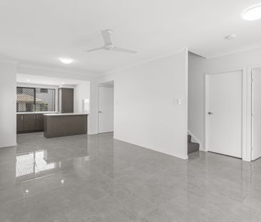 HUGE Townhouse with garden shed for storage!! - Photo 4