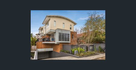 Spacious Three Level Townhouse - New Carpet to all Bedrooms - Photo 3