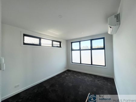 MODERN LIVING - Photo 2