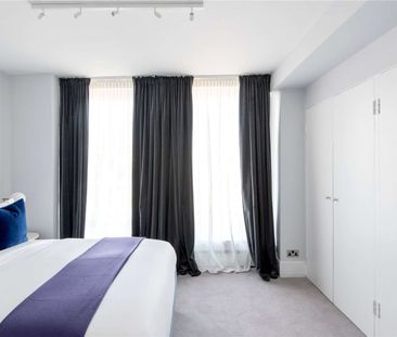 A lateral three bedroom apartment with a lift and porter in Mayfair. - Photo 1