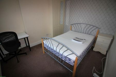 4 bedroom end of terrace house to rent - Photo 2