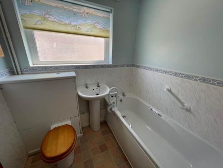 2 bedroom semi-detached bungalow to rent - Photo 3