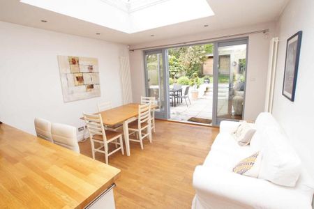 3 bedroom ground floor flat to rent - Photo 2