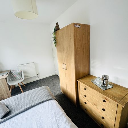 A Comforting 6 Double Bedrooms for Rent in Brighton - Photo 4