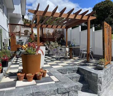 Quiet, Sun-Drenched Upstairs Retreat in Remuera - Photo 1