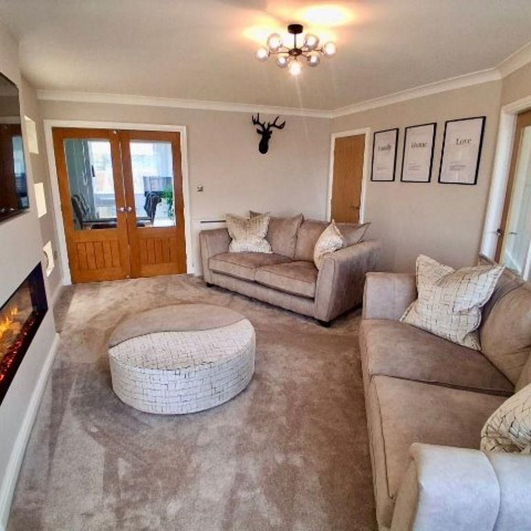 5 bedroom detached house to rent - Photo 1