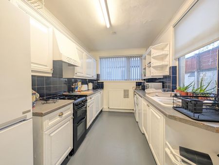 1 bedroom in a house share to rent - Photo 3