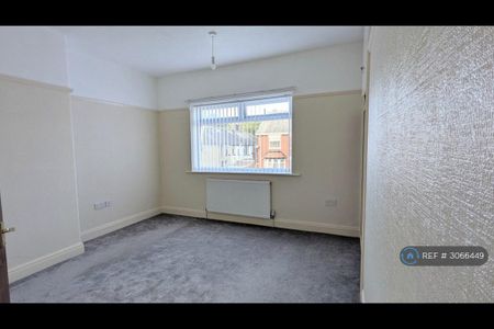 2 bedroom end of terrace house to rent - Photo 3