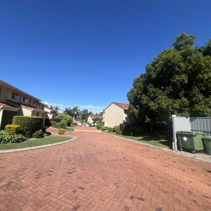 Air conditioned & Renovated 3 Bedrooms Townhouse - Photo 1
