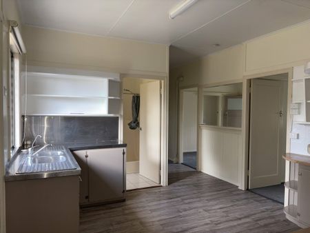 Freshly renovated 4 home - Photo 5