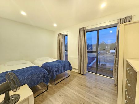 3 Bed Maisonette, Butchers Road, E16 - Photo 2