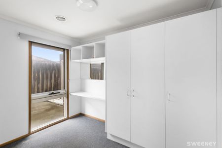 Light filled three bedroom residence in quiet location - Photo 4