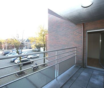 Centraal gelegen één slaapkamer appartement met terras en ondergrondse parking. - Foto 1