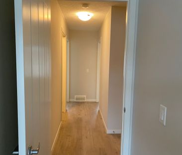 Like new 3 bdrms +den,2.5 bath db garage townhome in Nolan Hill! - Photo 5