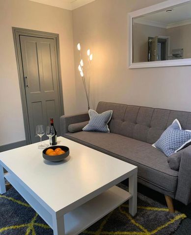 1 bedroom in a house share to rent - Photo 2