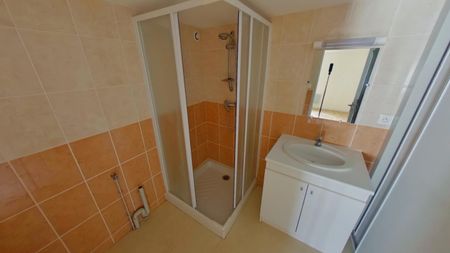 Location Appartement 1 pièce 55m² CHATELLERAULT 86100 - Photo 2