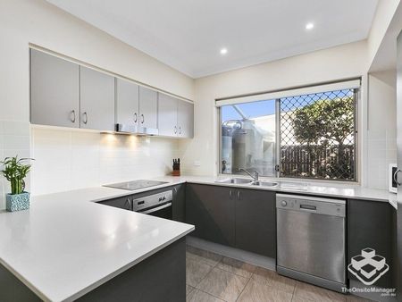 Break lease offer- Ducted AC 3 bedroom townhouse - Photo 3