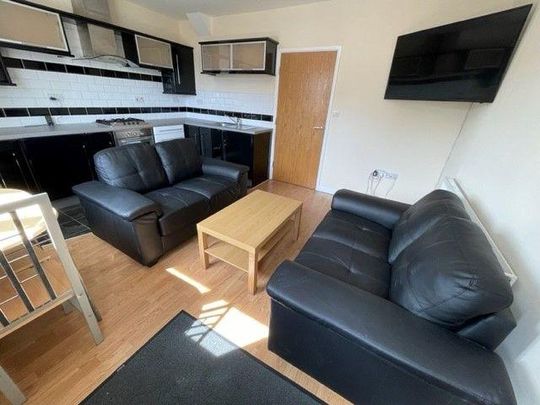 3 bedroom flat to rent - Photo 1