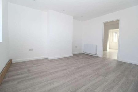 Crestway, Chatham, ME5 - Photo 2