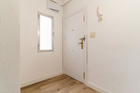 Cozy&nbsp;room with balcony in Calle Paseo de Moreras - Photo 5