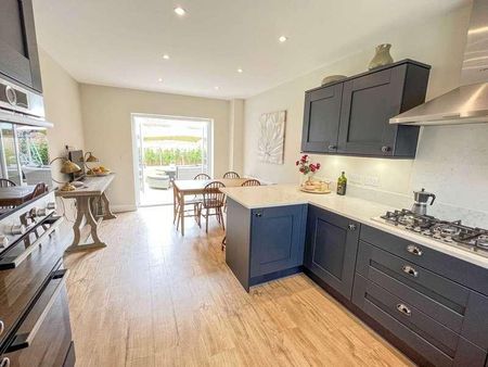 Large, Modern Bed Family Home. Carmel Meadows, Mongewell, Wallingford, OX10 - Photo 5