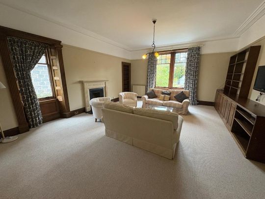 4 bedroom flat to rent - Photo 1