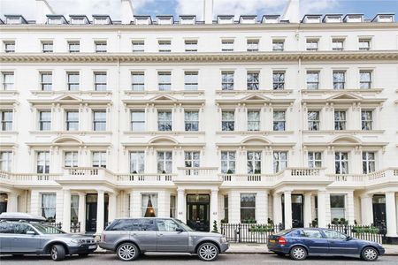 Found in a convenient location, this charming two bedroom flat is situated on the fifth floor of a smart and well maintained stucco-fronted building. - Photo 2