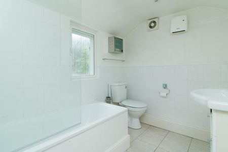3 bedroom terraced house to rent - Photo 5
