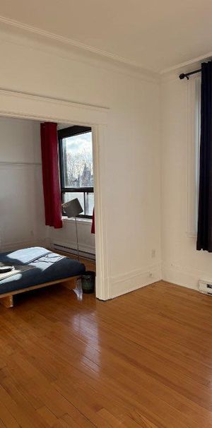 Grand 3 1/2 — Immeuble tranquille avec cachet — Disponible 1er décembre - Photo 1